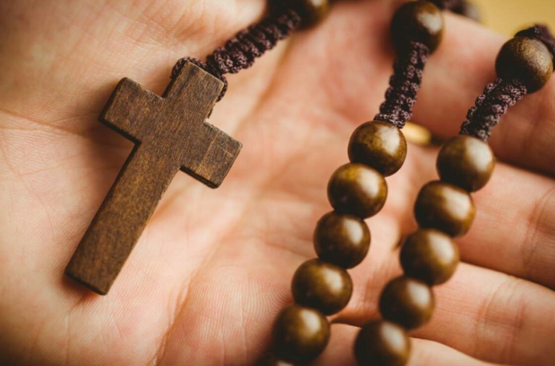    Деревянные четки с крестом:Freepik