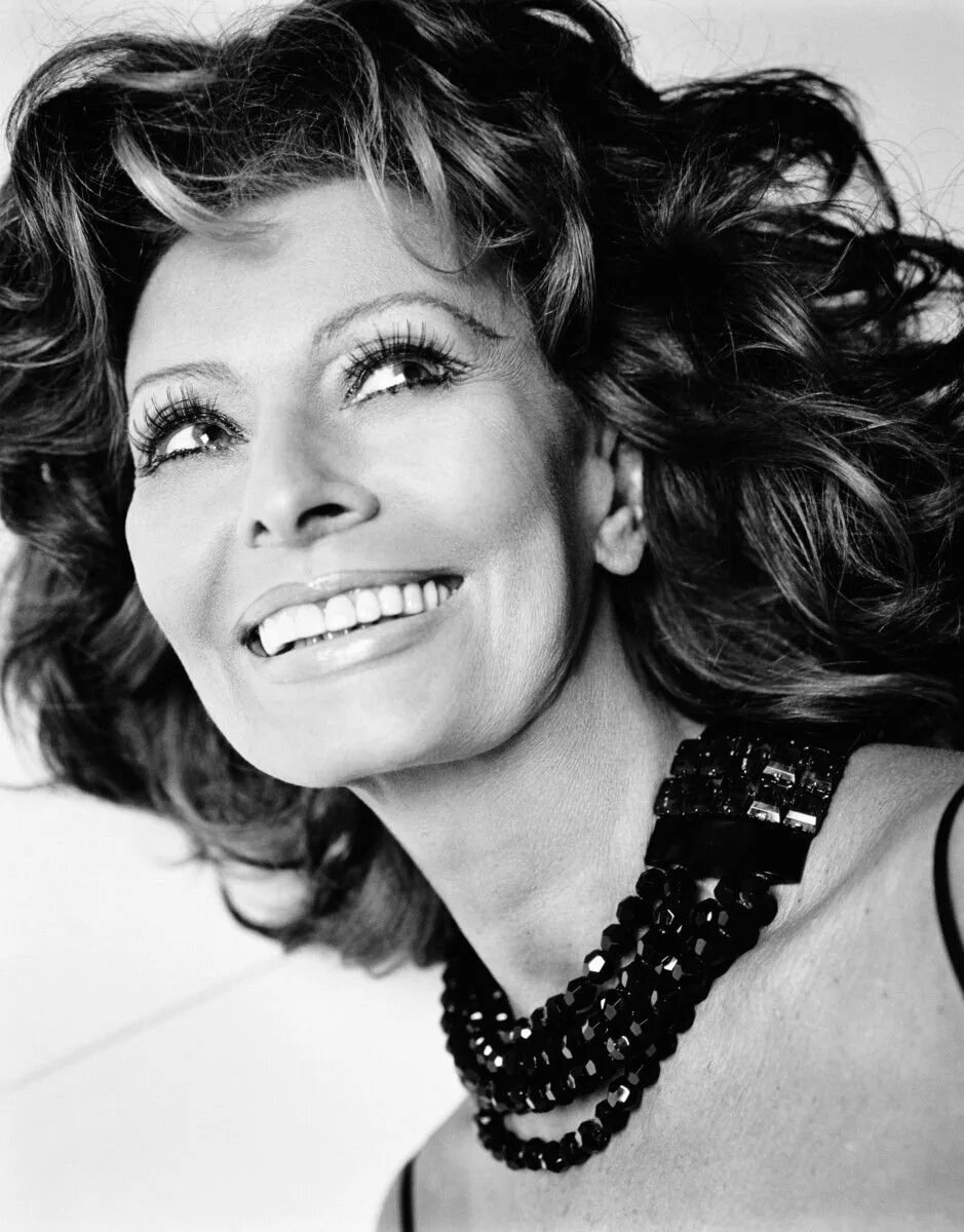 Софи Лорен (настоящее имя — София Костанца Бриджида Виллани Шиколоне) — итальянская киноактриса и певица. Родилась 20 сентября 1934 года в Риме.