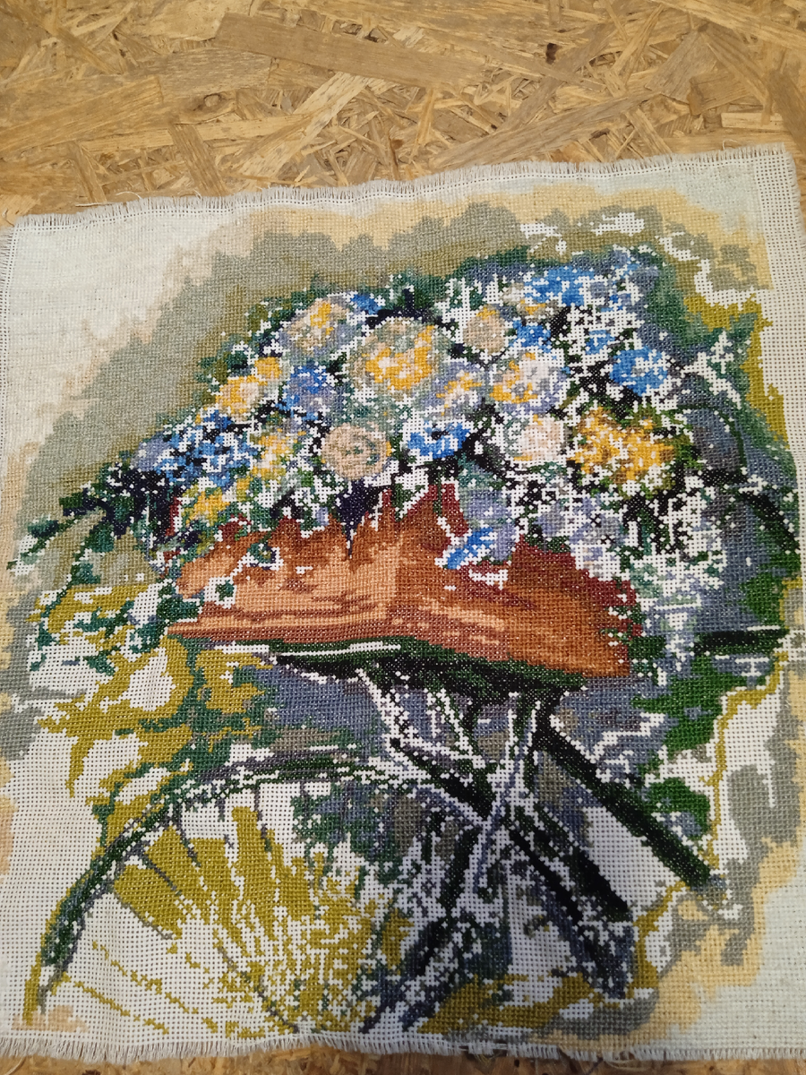 Надеюсь, уже скоро доделаю её. Я так долго ждала её, это моя любимая работа. Ещё совсем немного напрячься, и будет новый прекрасный финиш. Я ещё не вышила некоторые фрагменты цветов и отдельные участки возле колёс. Но все еще впереди. 