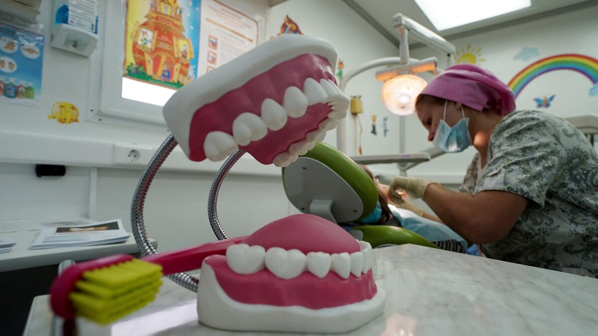    Стоматолог рассказал, можно ли лечить зубы детям с "удержанием"© РИА Новости / Игорь Зарембо