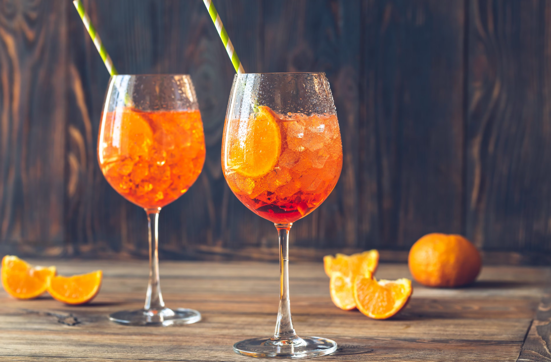 Апероль рецепт с фото. Апероль шприц коктейль. Aperol Spritz коктейль. Вппероль шприц. Апероль Спритц бокал.