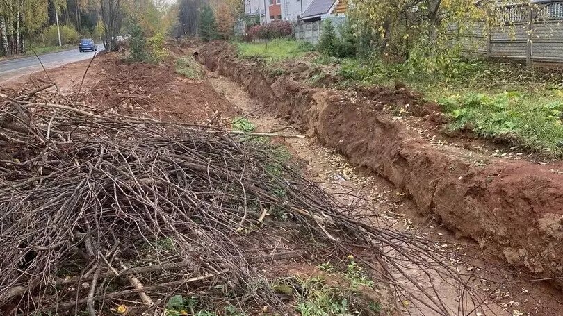     В настоящее время участок, где должны были быть новые коммуникации, представляет опасность для горожан.