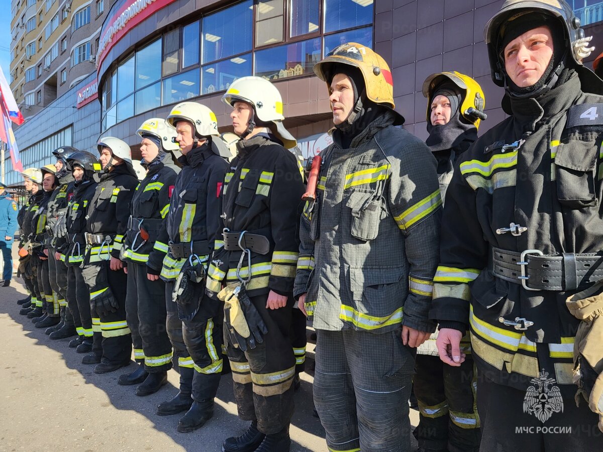 Девушка в костюме пожарного трахается с мужичком