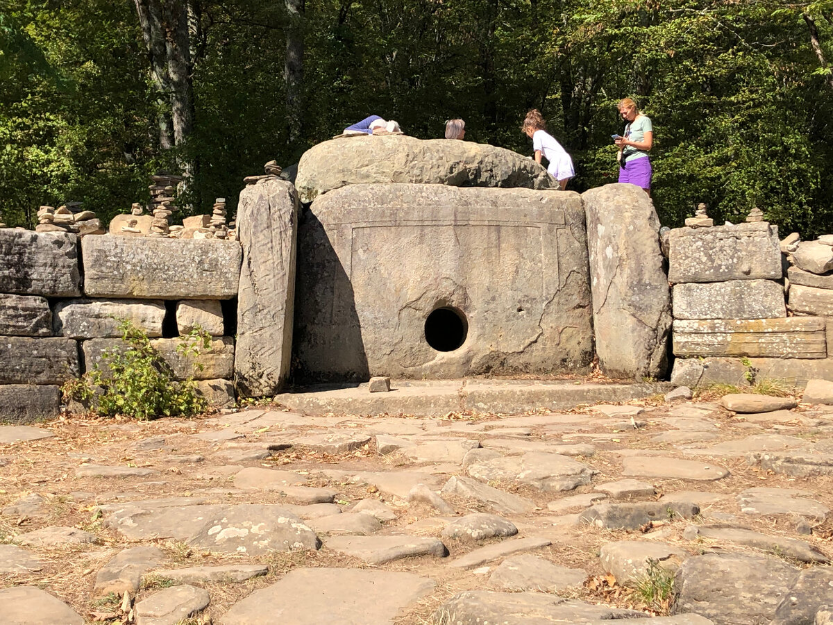 Дольмен в долине реки Жанэ. 