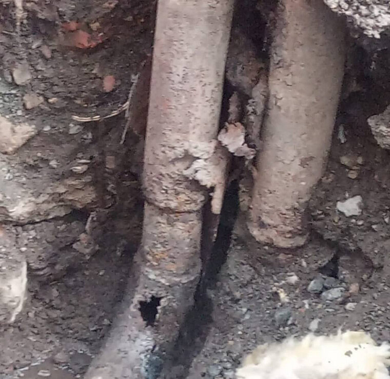    Дорогу на улице Мебельной из-за повреждений на сетях «ЧКТС» подтопило кипятком