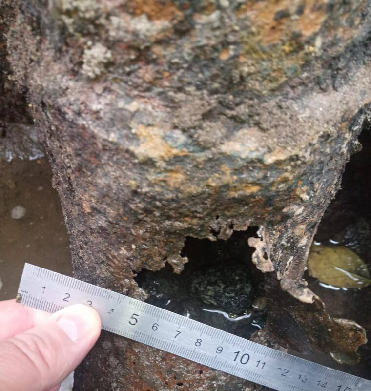    Повреждения на трубах в поселке Мебельный доходят до шести сантиметров в диаметре