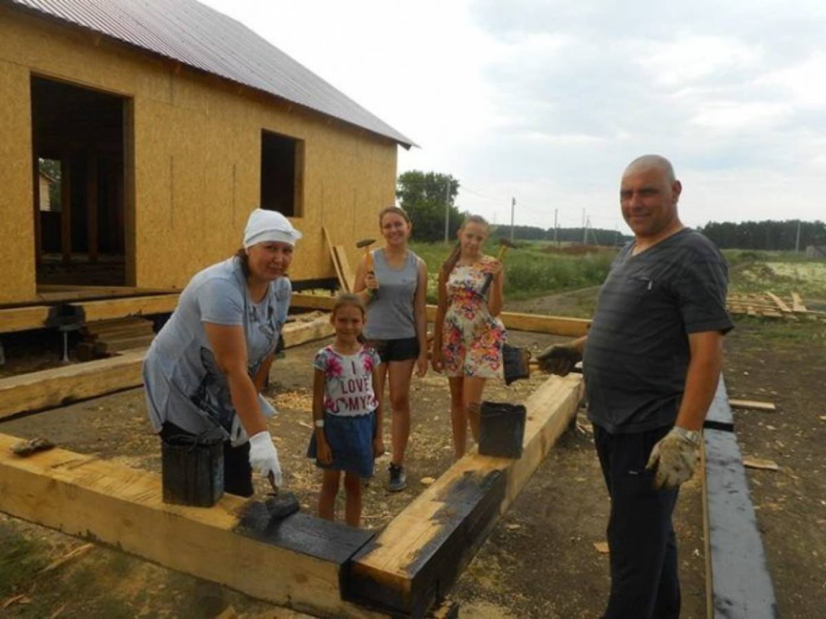 Счастливый дом. Домик ипотека. Дом для многодетной семьи. Строим дома многодетным. Семья в домике.
