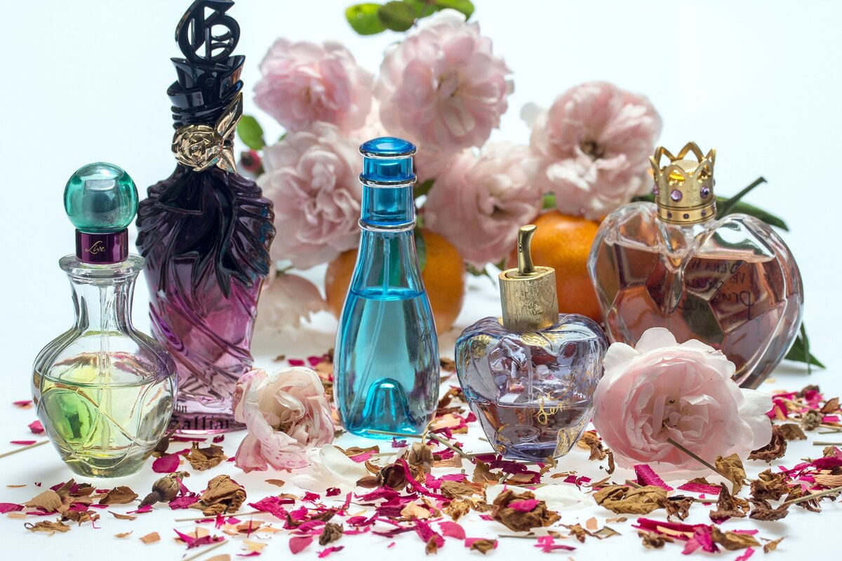 https://pixabay.com/photos/still-life-roses-perfume-bottles-1460067/