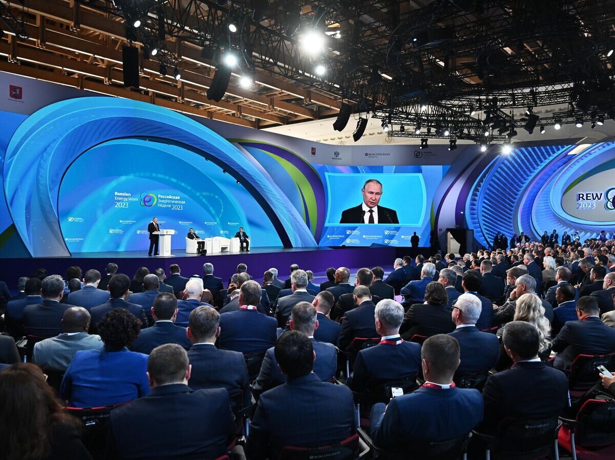    Президент РФ Владимир Путин выступает на пленарном заседании Международного форума "Российская энергетическая неделя"© РИА Новости / Григорий Сысоев