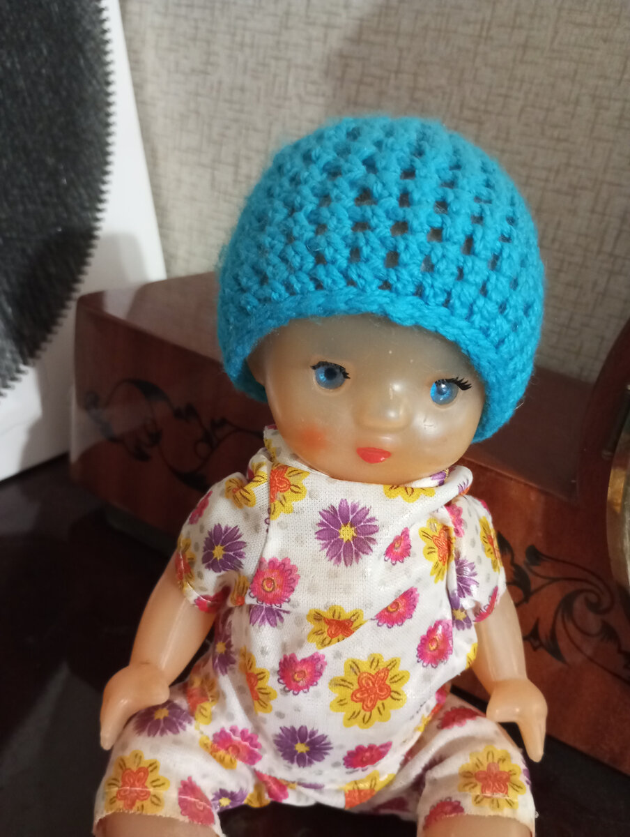Фото автора. Шапочку для пупсика связала я. 