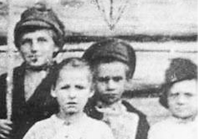 Единственное фото Павлика. Он в центре с книгой.