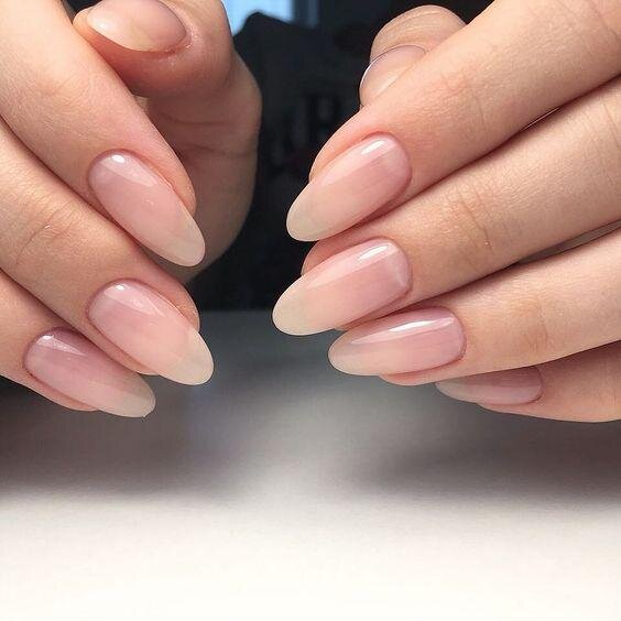 Для светлой кожи с розовым подтоном нежный нюд станет идеальным вариантом маникюра