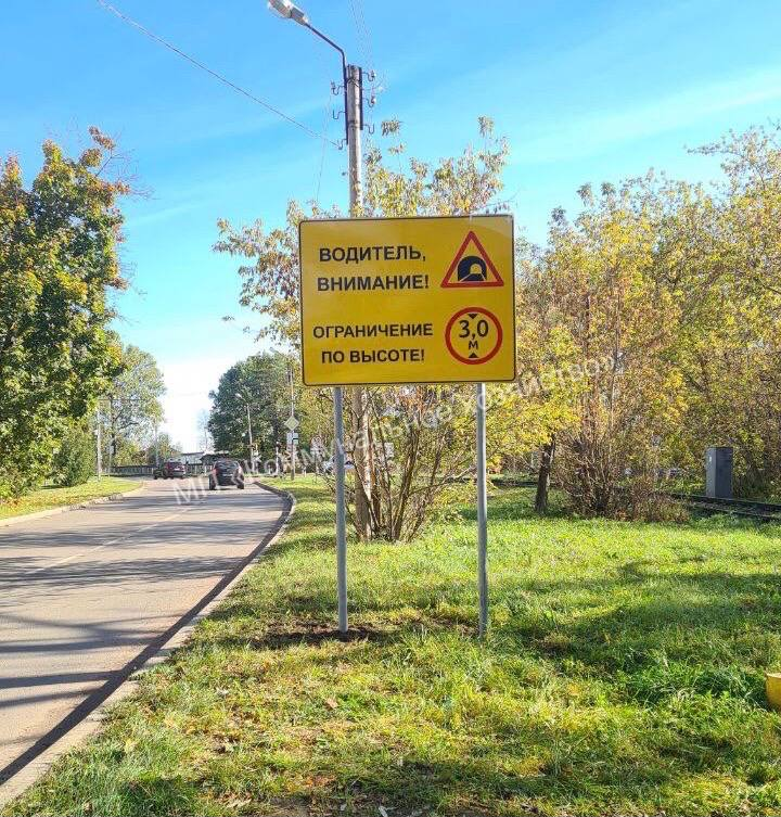 Информационные щиты установили возле ж/д тоннеля