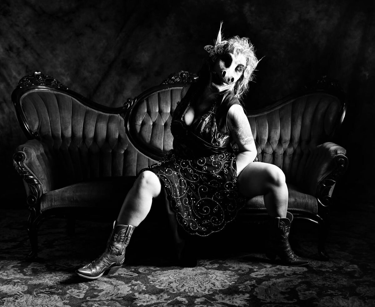 Женские призраки, такие как "Леди-ослик" из Сан-Антонио, кажется, обитают в каждом уголке земного шара. Здесь художница Марисела Баррера одевается как устрашающее привидение с головой осла. 