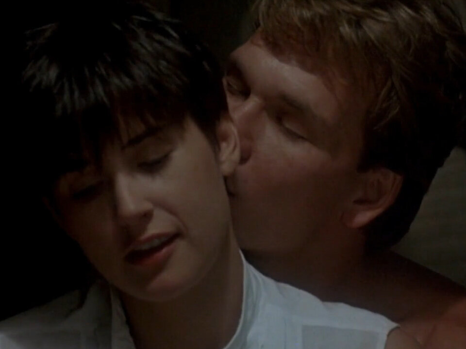 Кадр из фильма "Привидение"