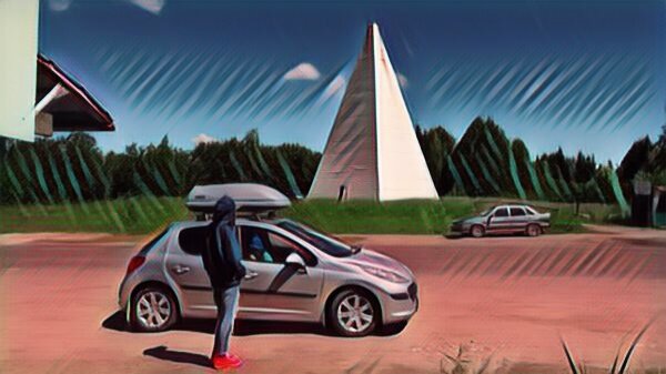 Селигер. Пирамида. Автор стоит перед Пежо