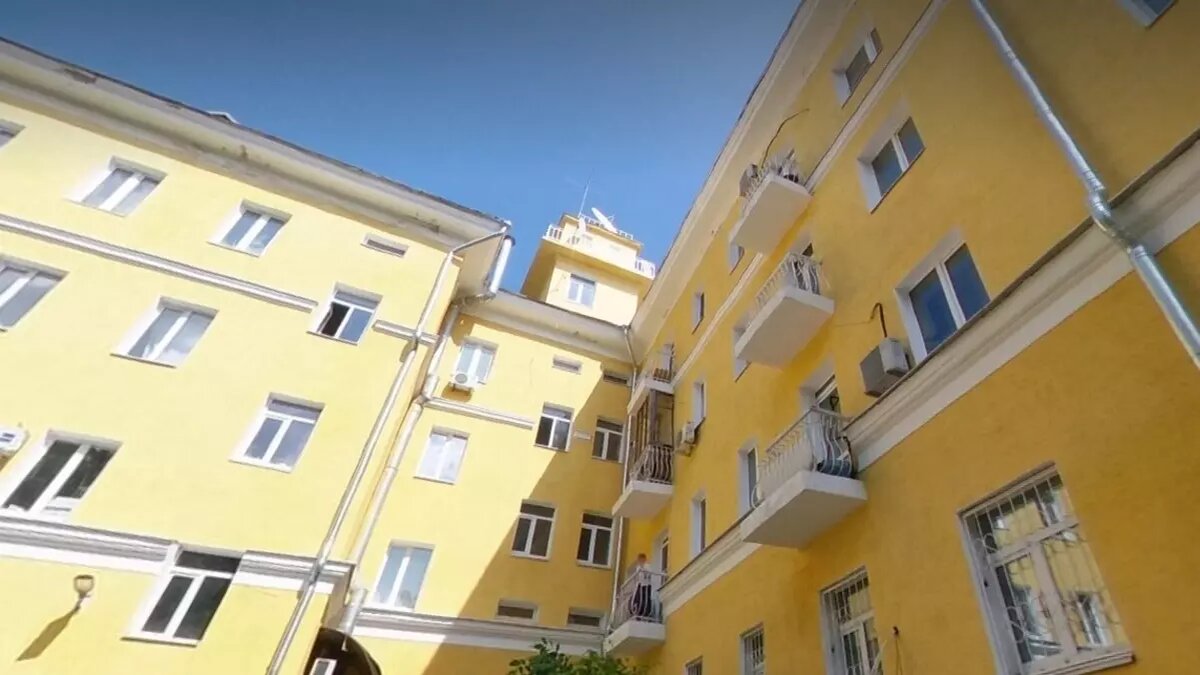     Потолок рухнул в квартире дома №106б по улице Белинского в Нижнем Новгороде. Об этом очевидцы сообщили в Telegram-канале «Нижний №1».