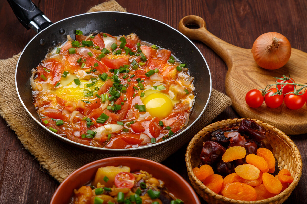 Время приготовления: 45 минутСложность: Средняя Шакшука - это классическое блюдо ближневосточной кухни, представляющее собой красочное томатное рагу с яйцами и различными приправами.