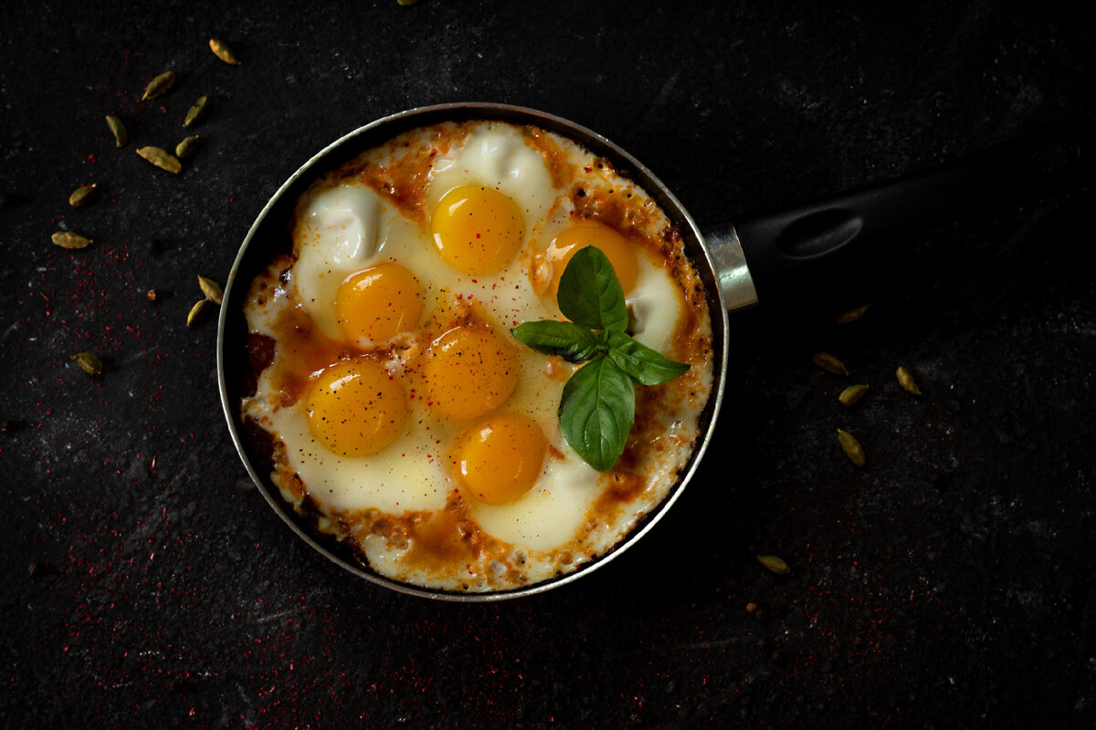 Время приготовления: 45 минутСложность: Средняя Шакшука - это классическое блюдо ближневосточной кухни, представляющее собой красочное томатное рагу с яйцами и различными приправами.-2