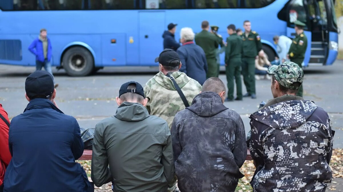     10 октября состоялась очередная отправка новобранцев из Удмуртии. Перед службой мужчины уехали на переобучение в воинские части.