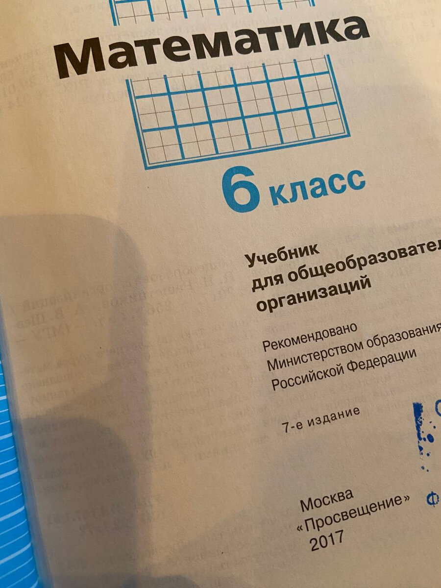 До осенних каникул осталось две недели, а в петербургских школах все ещё не  хватает учебников. Читайте на 