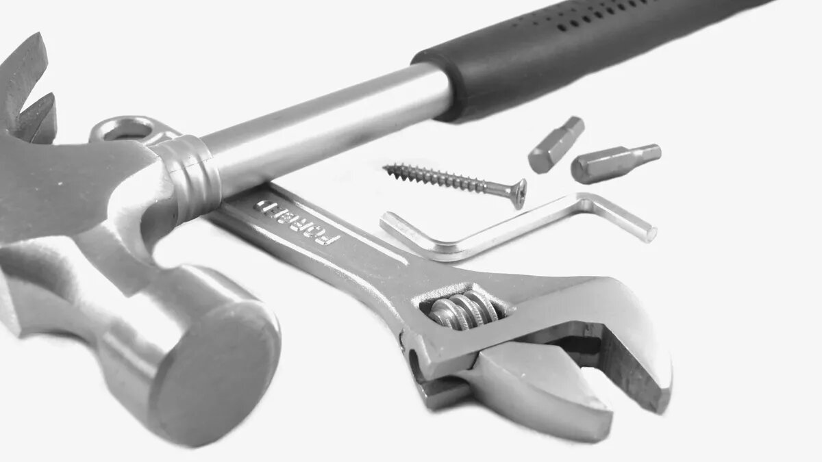 Мужчины взяли в руки инструменты вместо оружия. Фото: pxhere.com