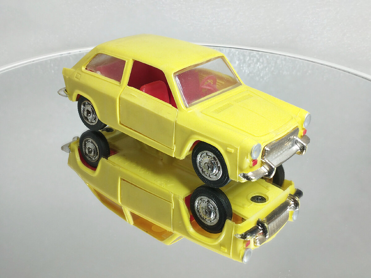 Рис. 1. Модель автомобиля Autobianchi Primula в масштабе 1:43 производства з-д "Прогресс" (г. Москва)