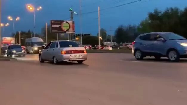     Молодой человек решил проехать задним ходом по одной из улиц Ижевска.