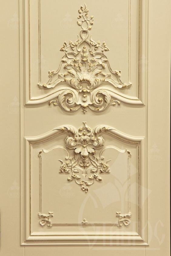 Резная дверь в стиле барокко.