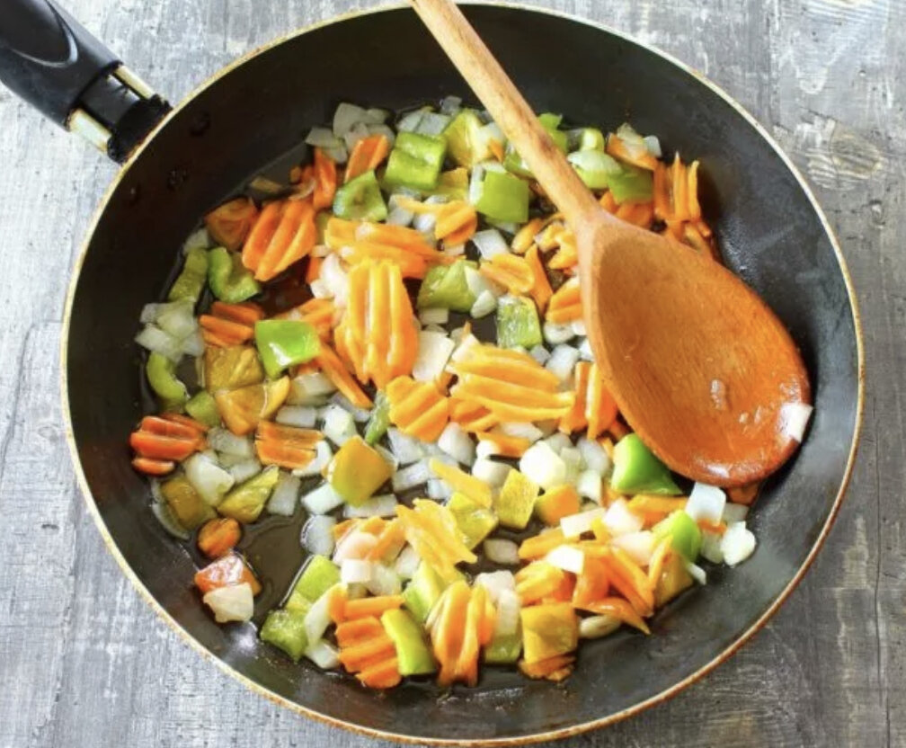 Гарнир к супу. Пассировка моркови. Пассированные овощи. Овощи для супов пассеруют для. Пассеровка соломкой.