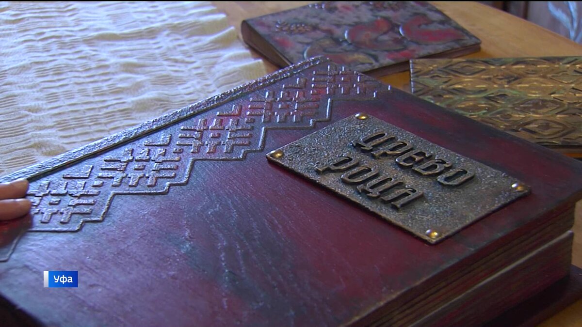    "Вести" пообщались с уфимкой Галиной Сазоновой, создающей уникальные "деревянные" книги