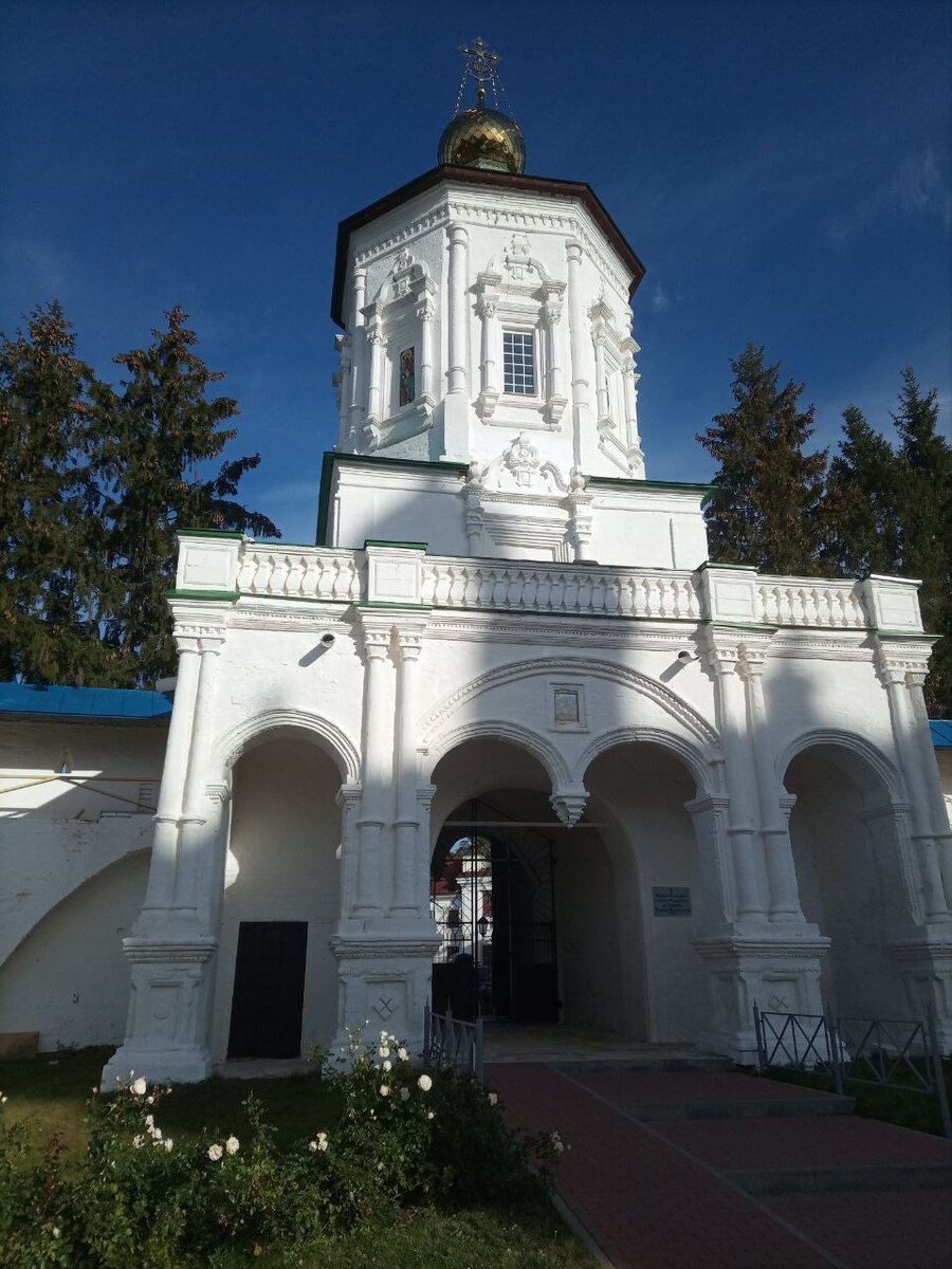 Это Надвратный Храм в честь Рождества св. Пророка Иоанна Крестителя (ХVII век)