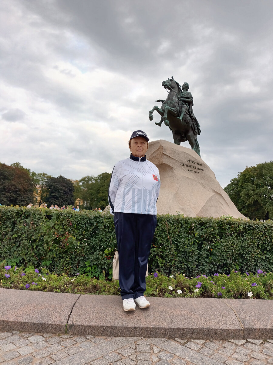 Памятник, куда ему по улицам скакать.