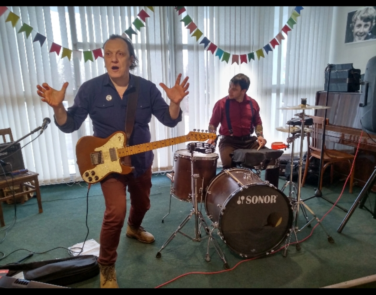 Фото из открытого источника в интернете, вот он с гитарой