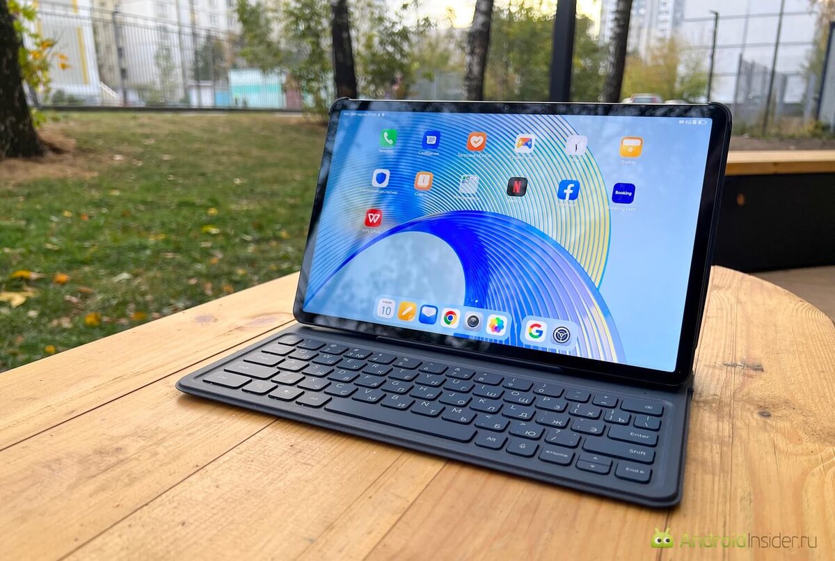    Внешне планшет с клавиатурой похож на ноутбук.