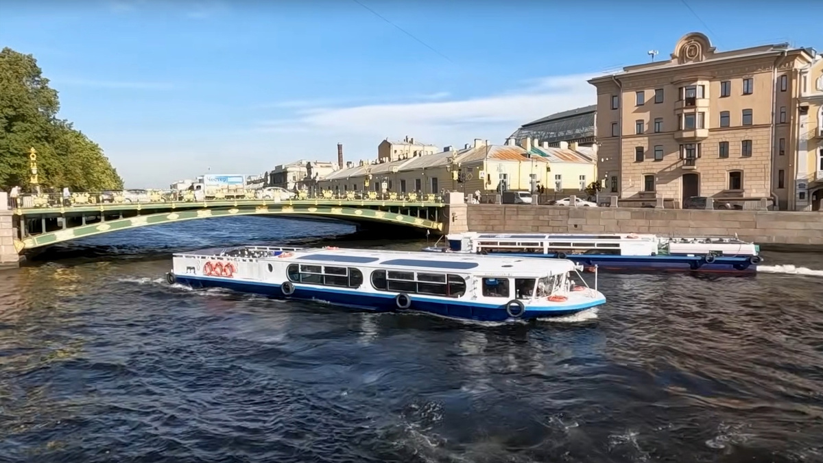 Фонтанка по которой курсируют пароходики, активируя живую Ци.