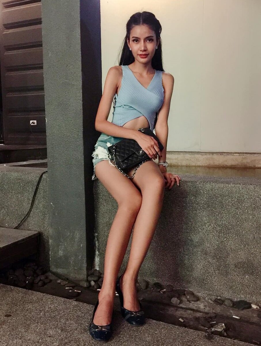 Это не она, а фото для привлечения внимания. Это тайская модель, но я моделей не ищу