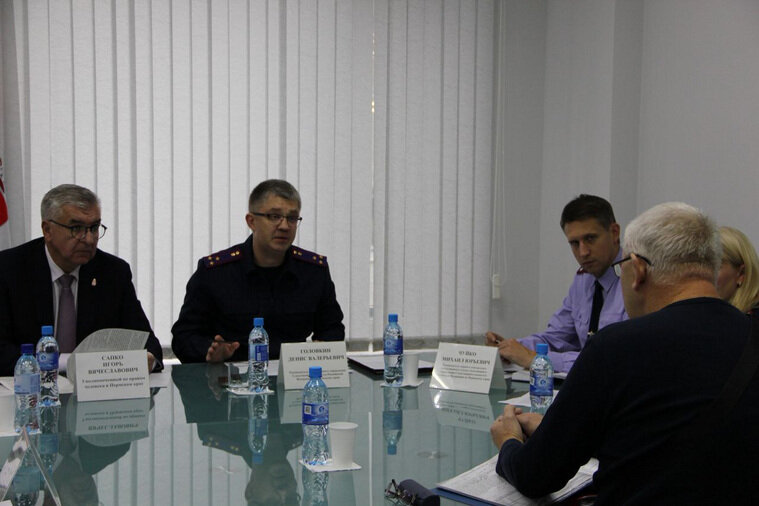    Игорь Сапко (слева) и Денис Головкин в ходе совместного приема граждан