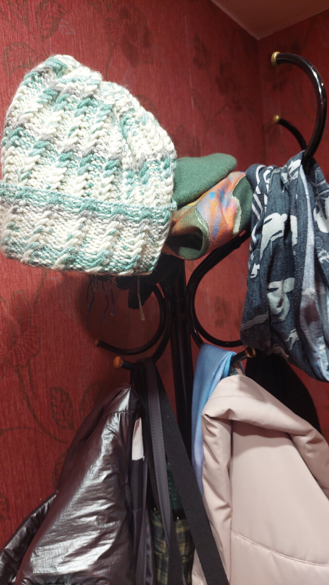 На вешалке - смена караула. Куртки, шапки и береты вытеснили ветровку и пыльник.