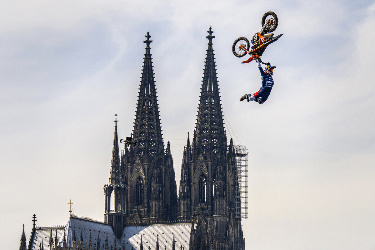     Мотофристайл: сальто на мотоцикле и 9 мировых рекордов