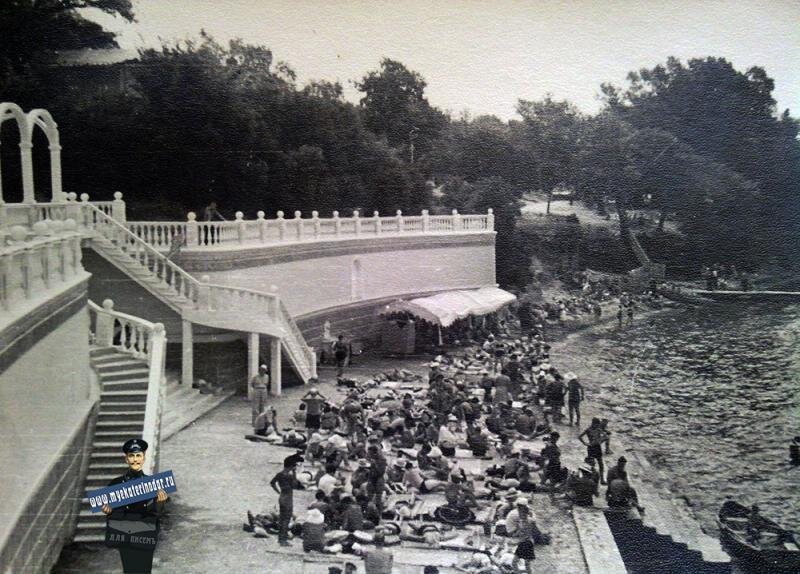 Пляж дома отдыха "Черноморец". Конец 1950-х годов.