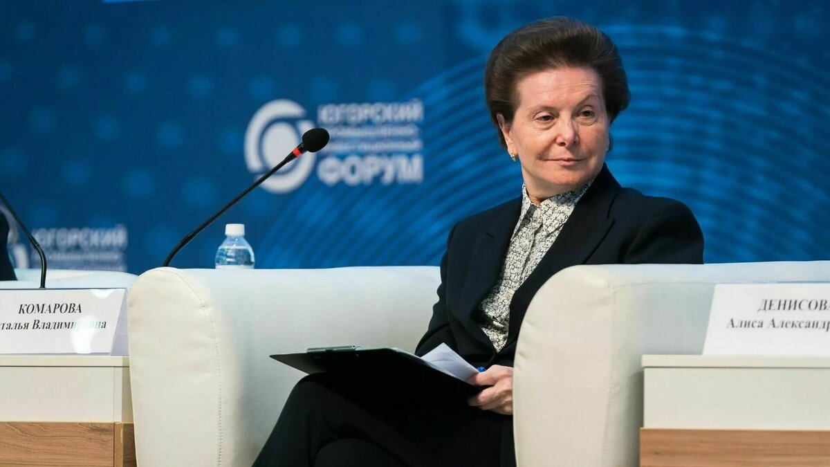     Губернатор ХМАО Наталья Комарова увеличила расходы на своё содержание до 20 млн рублей в год и на заместителей — около 210 млн в год. Эти суммы заложены в проект корректировок бюджета округа.