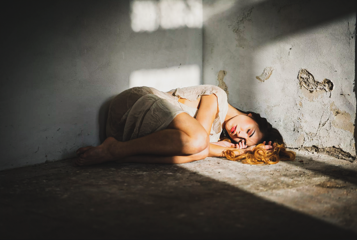 Дети в заброшенных зданиях. Нищие девочки. Босиком в заброшенном здании. Связанная девушка в плену. Девушка в развалинах.