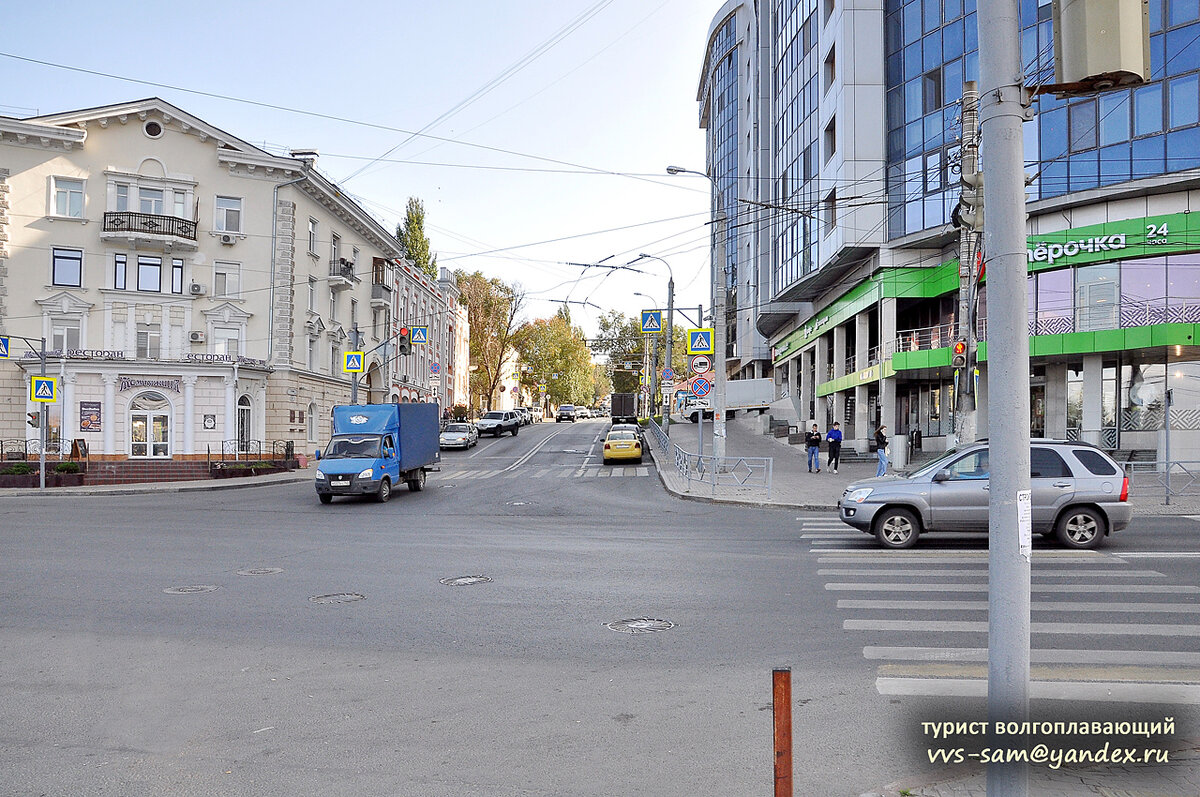 Вид с набережной на улицу Венцека. Фото 04.10.2023.