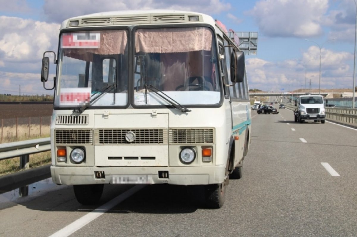    В Адыгее произошло ДТП с пассажирским автобусом и двумя легковушками