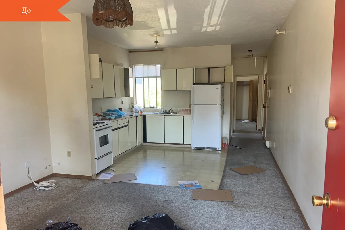 Гостиная была темной, без какой-либо обеденной зоны. Много мусора, грязи и пыли. Старая техника и мебель. Вот каким это место было "до"