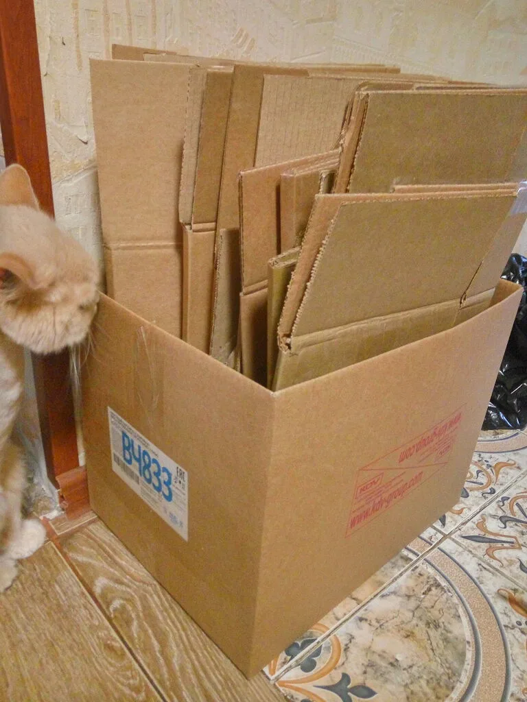 Продам коробку большую. Картон коробки. Сложенные коробки. Картонные коробки складывать. Пустые картонные коробки.