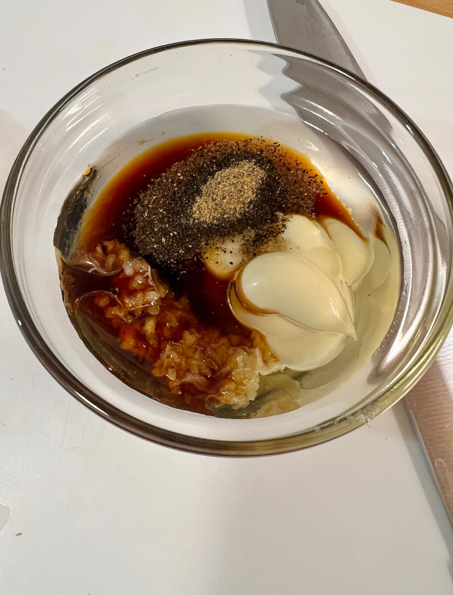 Соус: майонез,  соевый соус,  подсолнечное масло, черный молотый перец и чеснок