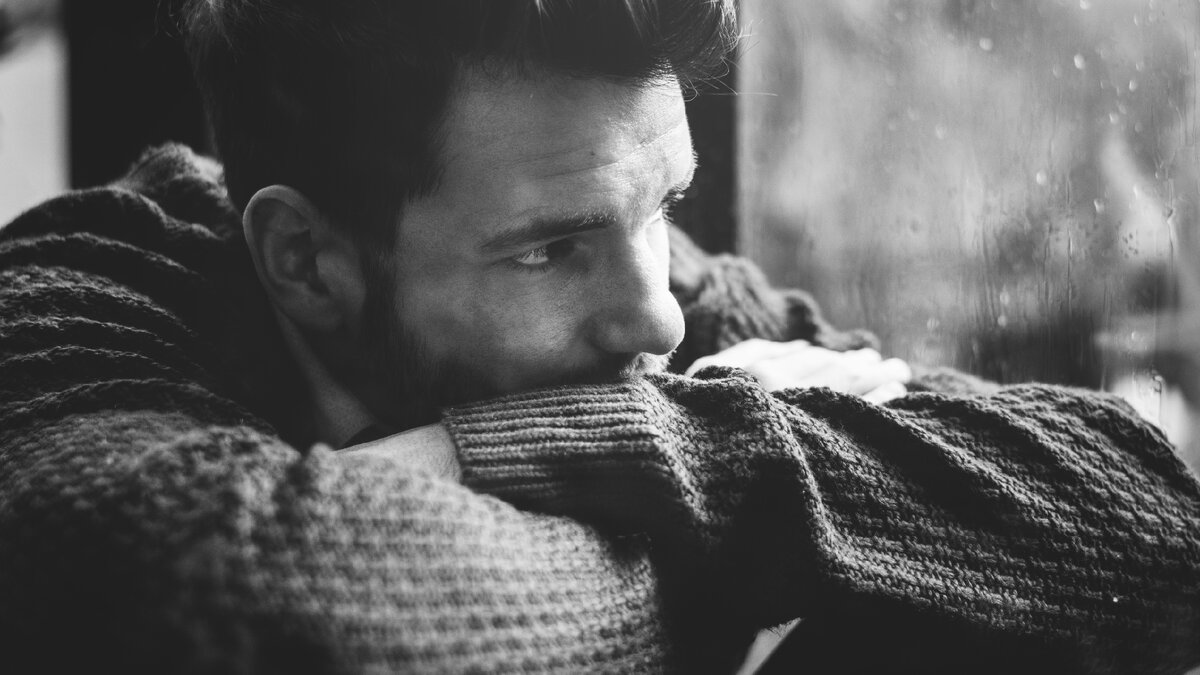 <a href="https://ru.freepik.com/free-photo/man-looking-out-the-window_2826757.htm#query=%D0%BC%D1%83%D0%B6%D1%87%D0%B8%D0%BD%D0%B0%20%D0%B3%D1%80%D1%83%D1%81%D1%82%D0%BD%D1%8B%D0%B9&position=19&from_view=search&track=ais">Изображение от rawpixel.com</a> на Freepik