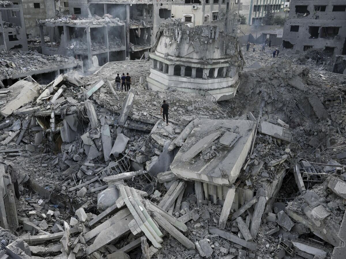    Руины мечети Ясин в городе Газа, разрушенной израильским авиаударом© AP Photo / Adel Hana